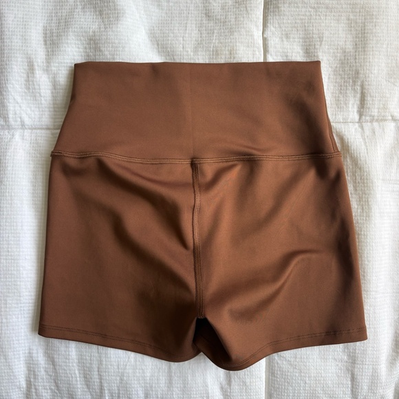 Alo Airlift 3" Short | Cinnamon | Small - Picture 4 of 4